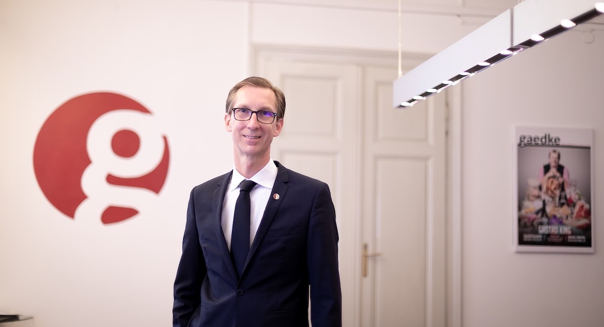 Steuerberater Klaus Gaedke in den Räumlichkeiten seiner Kanzlei Gaedke & Angeringer Steuerberatung