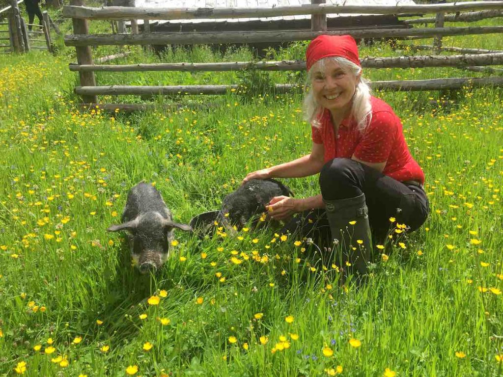 Kreislauf der Natur: Justina Sabukoschek mit bedrohten Haustierrassen auf ihrem Bio-Bauerhof im Ennstal. „Natur ist für mich: Stille hören, Finsternis sehen und das Lächeln der Erde spüren.“