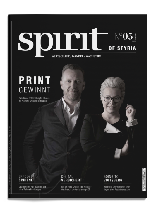 Ein Mann im Anzug und eine Frau mit Brille und Blazer stehen selbstbewusst auf dem schwarz-weißen Cover des Magazins "spirit of styria", Ausgabe Nr. 05.