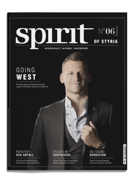 Ein selbstbewusster Mann im Nadelstreifenanzug steht vor einem schwarzen Hintergrund auf dem Cover des Magazins "spirit of styria", Ausgabe 6.