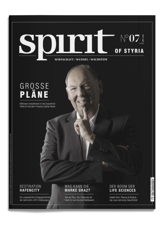 Ein lächelnder Mann im Anzug ziert das Cover des Magazins "spirit of styria", Ausgabe 07, mit deutschen Schlagzeilen über Wirtschaft, Gesundheit und Innovation.