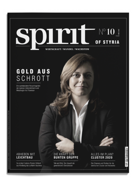 Eine Frau im Anzug posiert selbstbewusst auf dem Cover des Magazins "spirit of Styria", Ausgabe 10, mit deutschen Schlagzeilen auf schwarzem Hintergrund.