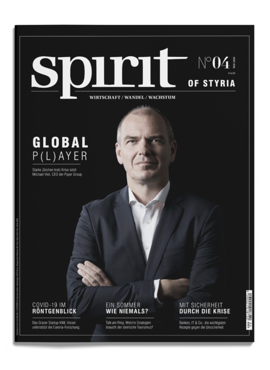 Ein Mann im Anzug mit verschränkten Armen erscheint auf dem Cover des Magazins "spirit of styria", Ausgabe 04. Das Titelbild zeigt Schlagzeilen aus der Wirtschaft.