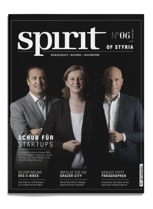Drei professionell gekleidete Personen stehen vor einem schwarzen Hintergrund auf dem Cover des Magazins "spirit", Ausgabe 06, das sich mit Start-ups und Unternehmen beschäftigt.