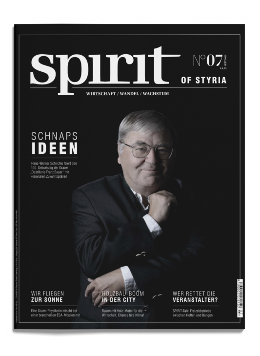 Das Titelbild zeigt einen älteren Mann im Anzug und mit Brille, der lächelnd seine Hand am Kinn hält. Der Titel lautet "spirit of styria".