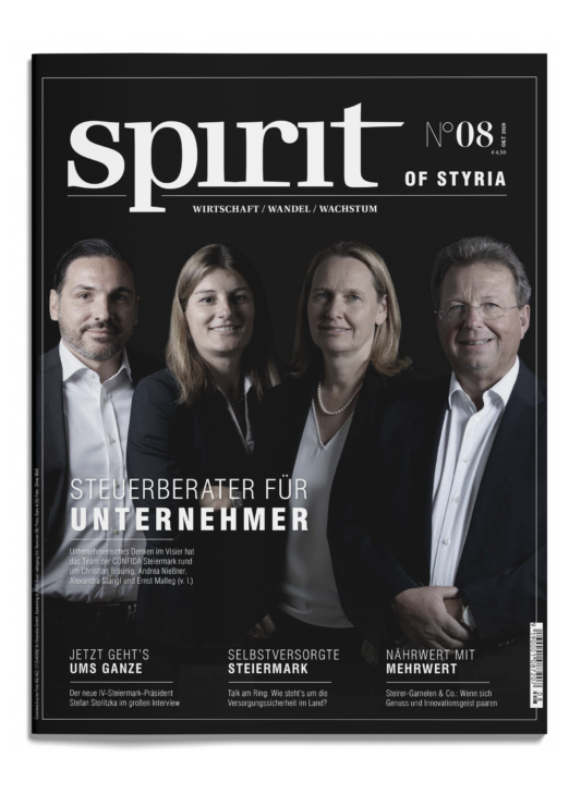 Vier professionell gekleidete Menschen stehen lächelnd nebeneinander auf dem schwarz-weißen Cover des Magazins spirit of Styria", Ausgabe 08.