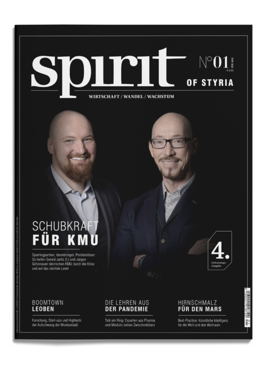 Zwei lächelnde Männer in Anzügen stehen nebeneinander auf dem schwarz-weißen Cover des Wirtschaftsmagazins "spirit of styria", Ausgabe 1, 2023.