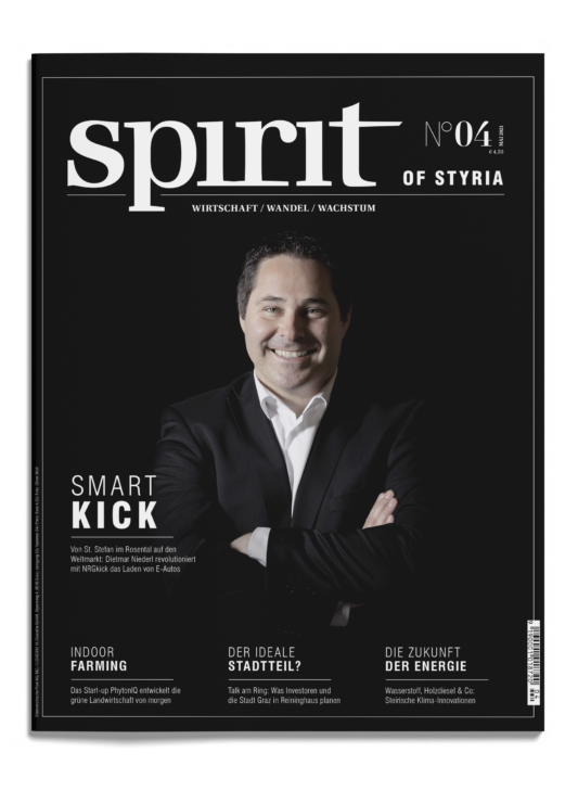 Ein lächelnder Mann im Anzug mit verschränkten Armen ist auf dem schwarz-weißen Cover des Magazins Spirit of Styria, Ausgabe 04, 2018, zu sehen.