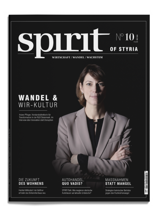 Eine Frau im Business-Anzug steht selbstbewusst mit verschränkten Armen auf dem Cover des Magazins "spirit of Styria", Ausgabe 10, mit Wirtschaftsthemen.