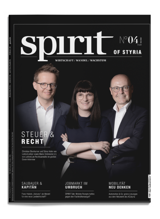 Drei professionell gekleidete Personen stehen lächelnd nebeneinander auf dem Cover des Magazins "spirit of styria", Ausgabe 04/2023, mit Schlagzeilen.
