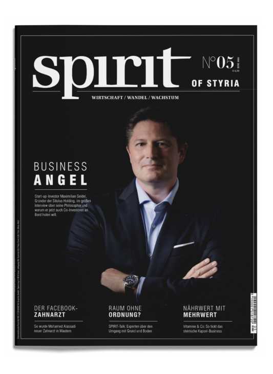Titelbild des Magazins "spirit of Styria" mit einem Mann im Anzug und verschränkten Armen sowie Artikelüberschriften zu den Themen Wirtschaft, Wirtschaft und Gesundheit.