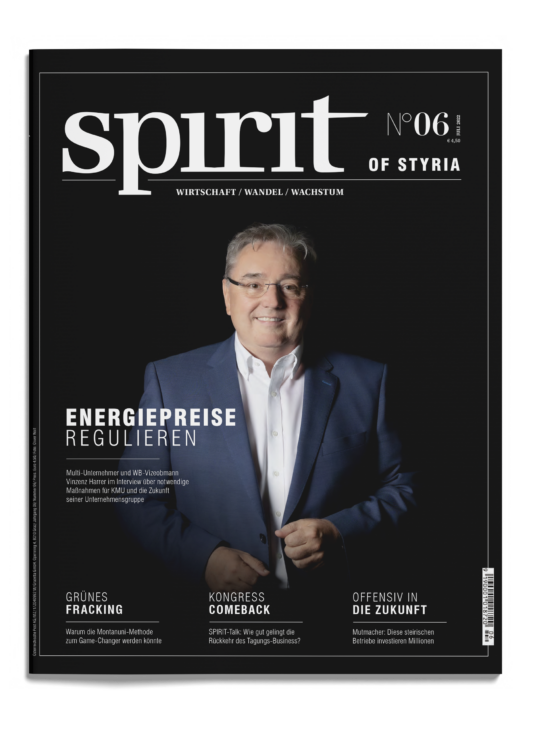 Ein Mann im Anzug lächelt auf dem Cover des Magazins "spirit", Ausgabe 06. In den Schlagzeilen geht es um Energiepreise, Fracking, Wirtschaft und Zukunftsstrategien.