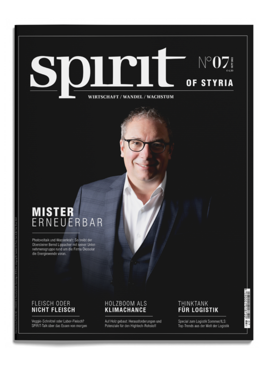 Ein Mann im Anzug und mit Brille lächelt auf dem Cover des Magazins "spirit of styria", Ausgabe 07/2023, mit einem deutschen Text über Wirtschaft und Innovation.