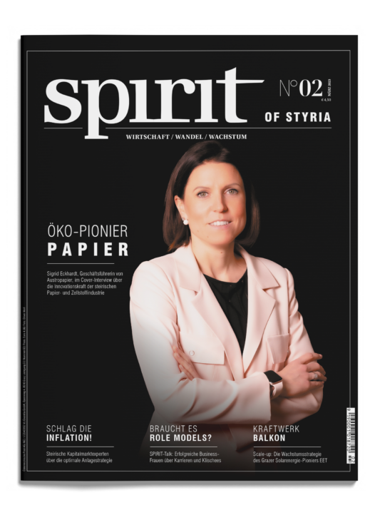 Eine Frau in einem hellrosa Blazer steht mit verschränkten Armen auf dem Cover des Magazins spirit of Styria", das sich mit Wirtschafts- und Nachhaltigkeitsthemen beschäftigt.