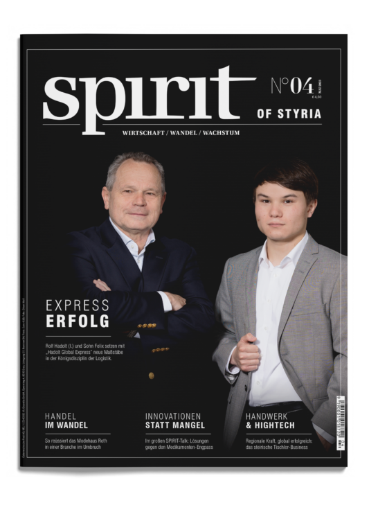 Auf dem Cover des Magazins "spirit of Styria", Ausgabe 04, stehen zwei Männer in Businesskleidung nebeneinander vor schwarzem Hintergrund.