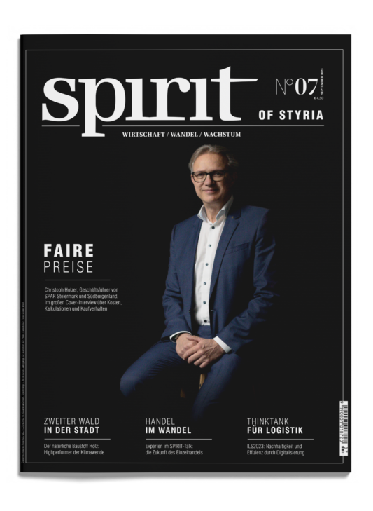 Auf dem Cover des Magazins "spirit of Styria", Ausgabe Nr. 07, sitzt ein Mann im blauen Anzug auf einem Hocker vor dunklem Hintergrund.