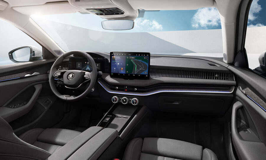 Modernes Interieur mit digitalem Armaturenbrett, großem zentralem Touchscreen-Navigationsgerät, schwarzen Ledersitzen und Ambiente-Beleuchtung, wobei das Sonnenlicht durch die Fenster strömt.