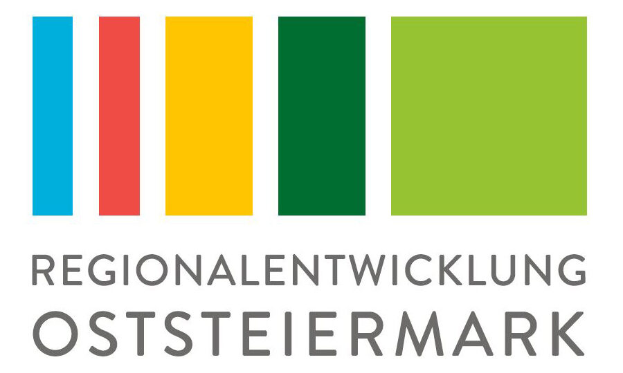 Logo mit vier vertikalen Balken in Blau, Rot, Gelb und Grün über dem Schriftzug "REGIONALENTWICKLUNG OSTSTEIERMARK" in grauen Großbuchstaben auf weißem Hintergrund.