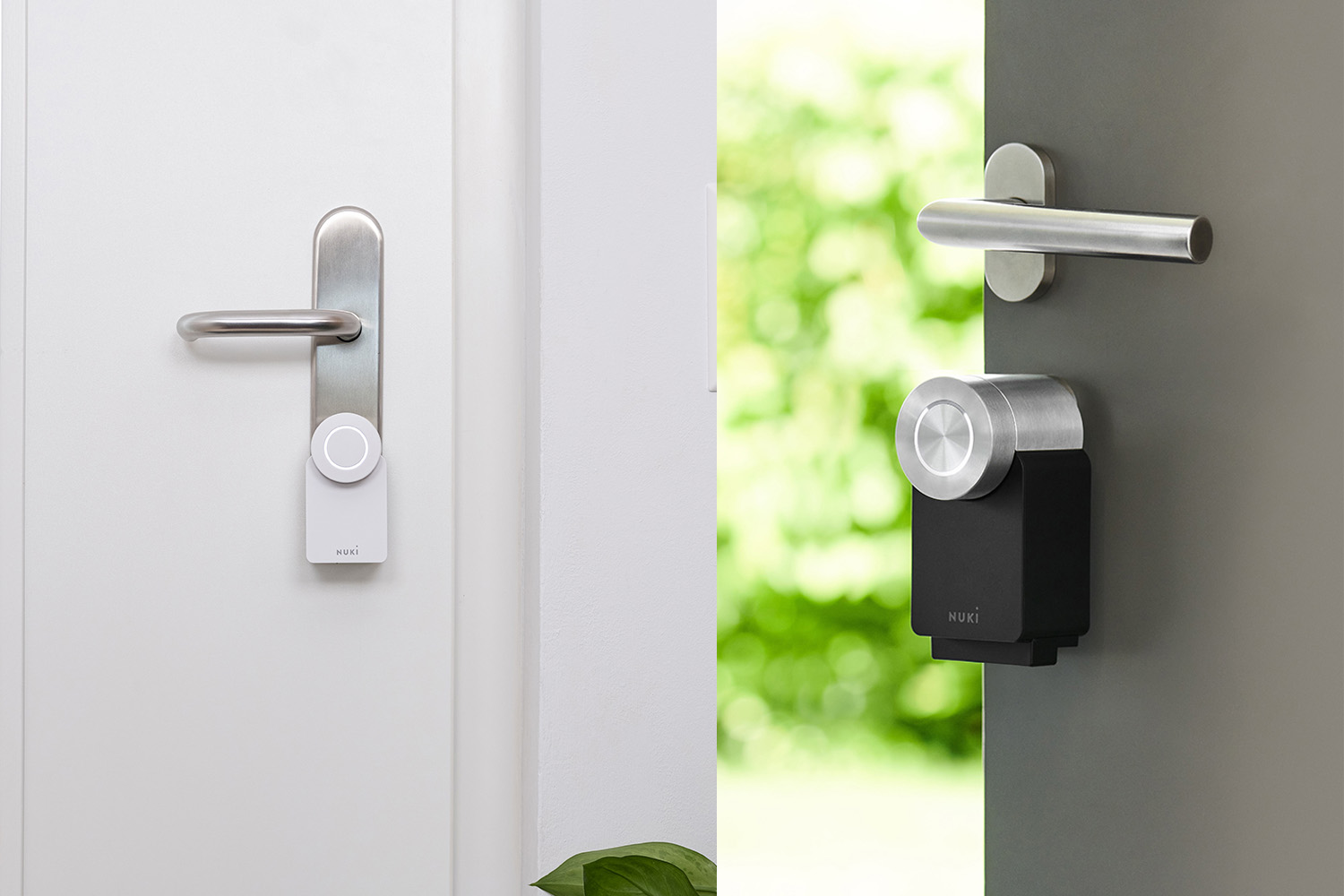 Zwei moderne intelligente Schlösser sind an Türen installiert; das weiße Schloss befindet sich an einer weißen Tür, das schwarze Schloss an einer grauen Tür mit einem unscharfen grünen Außenhintergrund, der durch die offene Türöffnung sichtbar ist.