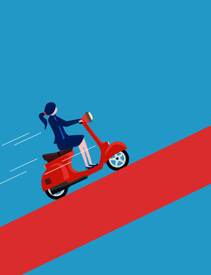 Illustration einer Frau, die auf einem roten Roller fährt, und einer anderen Frau, die mit einer Aktentasche läuft. Beide bewegen sich auf einem großen roten Pfeil, der diagonal nach oben zeigt und Fortschritt oder Wachstum symbolisiert, vor einem blauen Hintergrund mit Wolken.