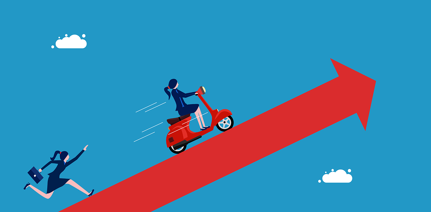 Illustration einer Frau, die auf einem roten Roller fährt, und einer anderen Frau, die mit einer Aktentasche läuft. Beide bewegen sich auf einem großen roten Pfeil, der diagonal nach oben zeigt und Fortschritt oder Wachstum symbolisiert, vor einem blauen Hintergrund mit Wolken.