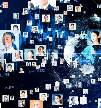 Eine digitale Collage verschiedener Kopfbilder, die durch Linien und Datendiagramme miteinander verbunden sind, überlagert von einer Weltkugel und einem blauen Netzwerkhintergrund, der die globale Kommunikation und soziale Vernetzung darstellt.