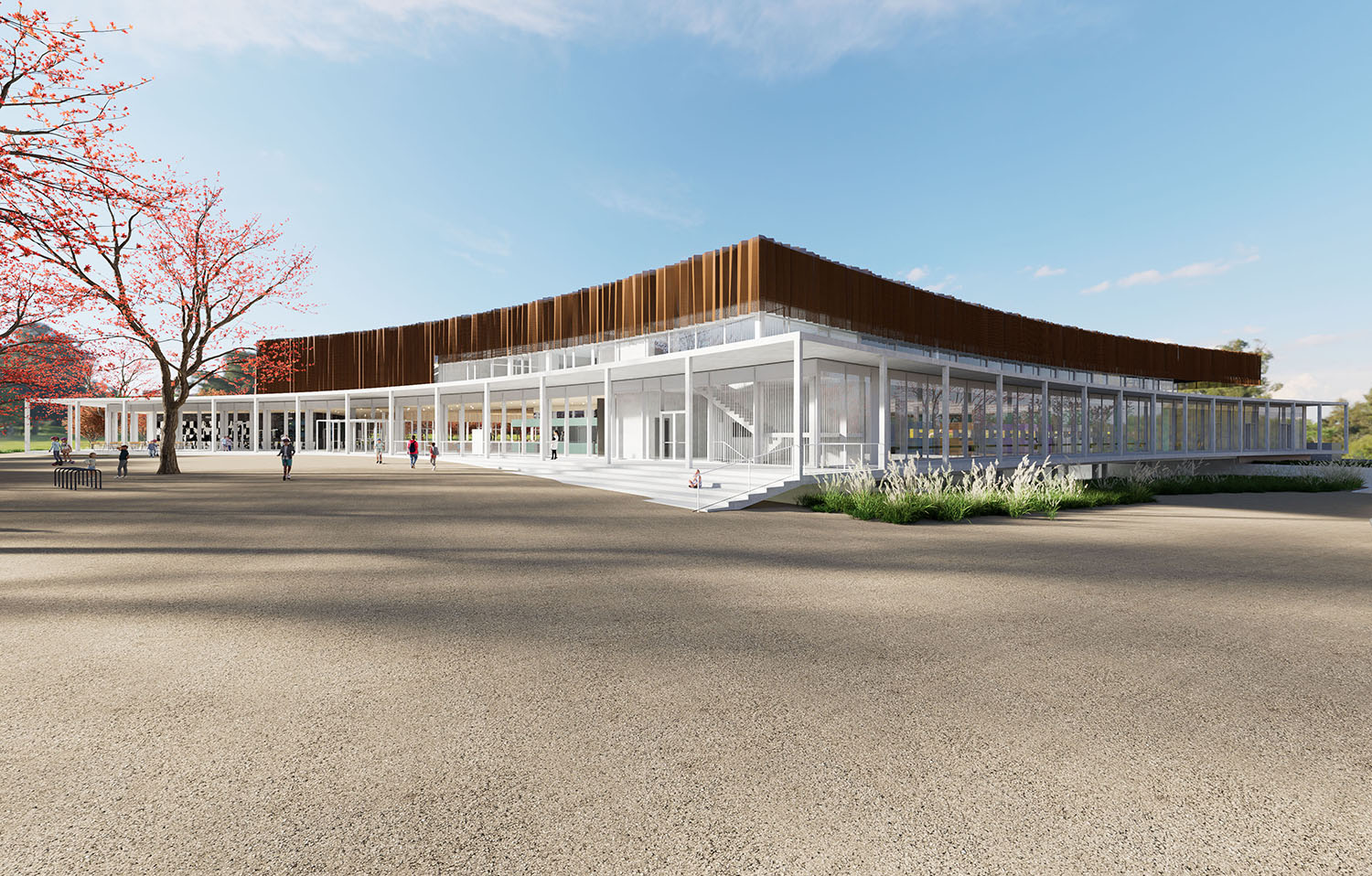 Modernes Gebäude mit großen Glasfenstern und einem holzgetäfelten oberen Teil, umgeben von einer gepflasterten Freifläche und ein paar Spaziergängern. Bäume mit rosa Blüten und grünem Laub sind in der Nähe unter blauem Himmel zu sehen.