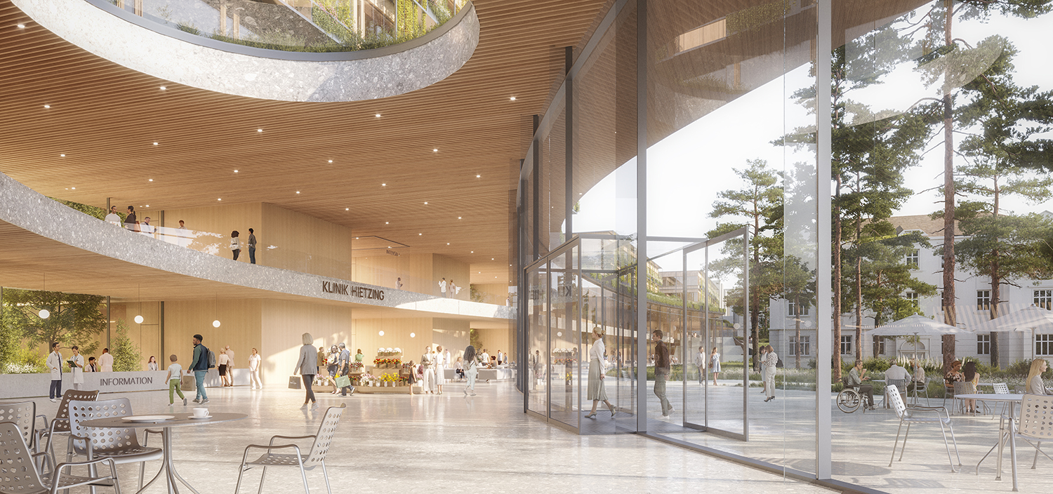 Eine geräumige, moderne Lobby mit großen Glasfenstern, Holzdecken, offenen Sitzgelegenheiten und einem Empfangsbereich der Klinik. Die Menschen sind drinnen und draußen in der Nähe von Bäumen und Terrassentischen in einer hellen, luftigen Umgebung versammelt.