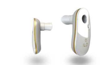 Zwei kabellose Ohrstöpsel in Weiß und Gold mit einem schlanken, ovalen Design. Ein Ohrhörer ist von der Seite und der andere von vorne abgebildet und zeigt den Markennamen "ILO" und einen kleinen Knopf oder Sensor darüber.