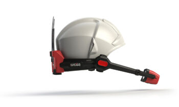 Ein weißer Schutzhelm mit einer schwarz-roten, verstellbaren Visierhalterung und dem Markennamen "LEADER" an der Seite, isoliert auf weißem Hintergrund.