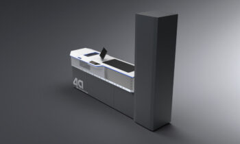 Ein moderner, eleganter automatischer Kiosk mit digitalem Bildschirm und schwarz-weißem Design, mit dem "4Q"-Logo an der Seite. Der Kiosk ist an einer hohen, rechteckigen schwarzen Struktur befestigt.