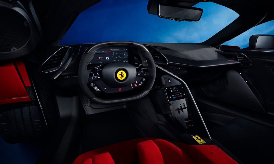 Die Innenansicht eines Ferrari-Sportwagens zeigt das schwarze Lenkrad mit dem gelben Ferrari-Logo, das digitale Armaturenbrett, die Mittelkonsole mit den Bedienelementen und die roten Sitzakzente vor einem eleganten schwarzen und blauen Hintergrund.