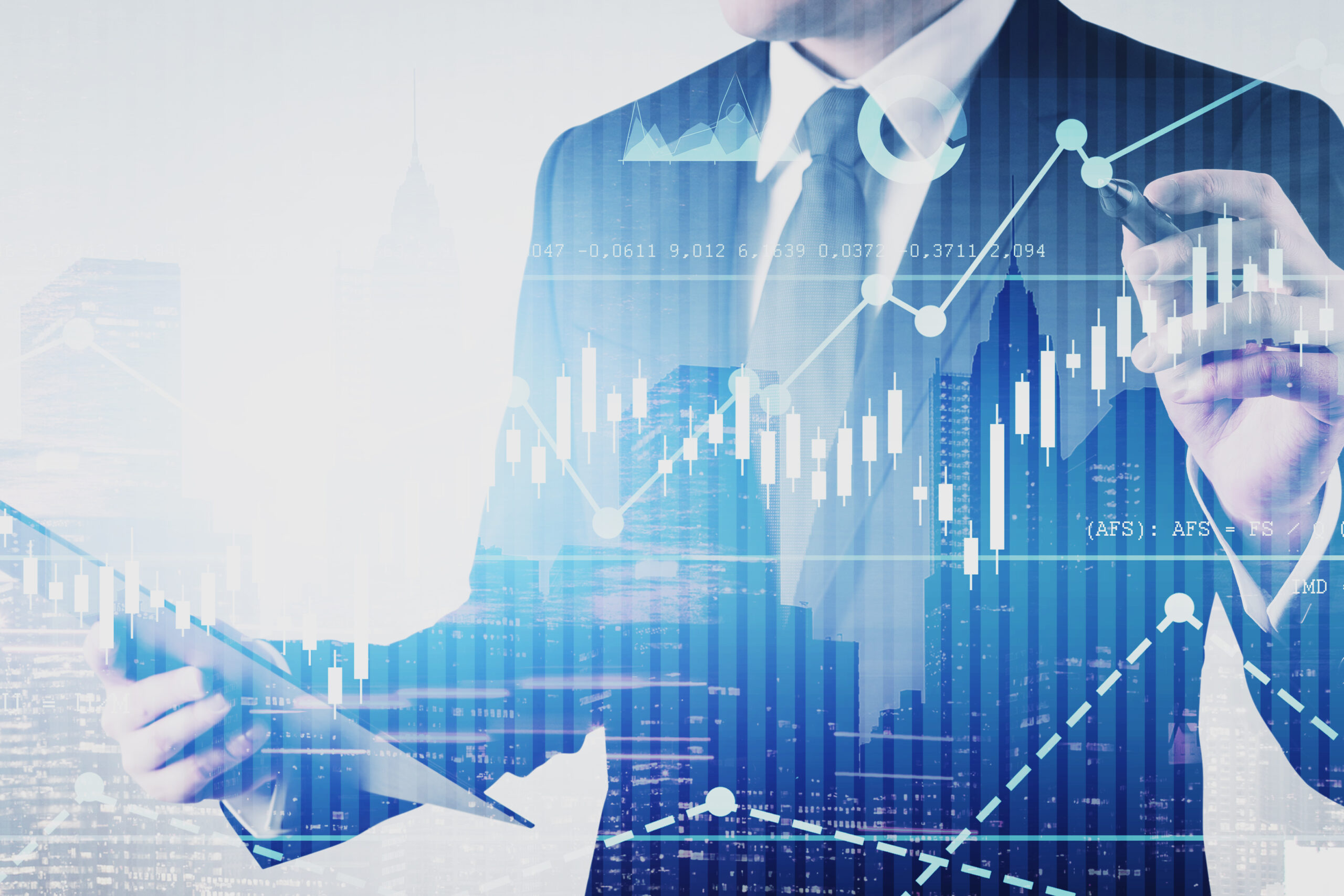 Ein Geschäftsmann im Anzug hält ein Tablet und einen Stift in der Hand, auf dem Finanzgrafiken, Diagramme und städtische Gebäude eingeblendet sind, die Datenanalysen und Markttrends darstellen.