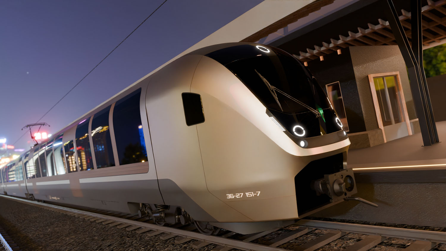Ein moderner, eleganter, silberner Personenzug hält an einem Bahnsteig in der Abenddämmerung, die Bahnhofsbeleuchtung spiegelt sich in den Fenstern, und im Hintergrund ist ein Gebäude zu sehen.