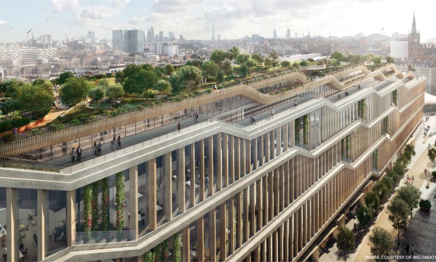Ein terrassenförmig angelegtes Gebäude mit großen Glasfenstern verfügt über Dachgärten mit Bäumen und Spazierwegen, von denen aus man eine urbane Stadtlandschaft unter klarem Himmel überblickt. Die Menschen gehen spazieren und entspannen sich auf der grünen Dachterrasse.