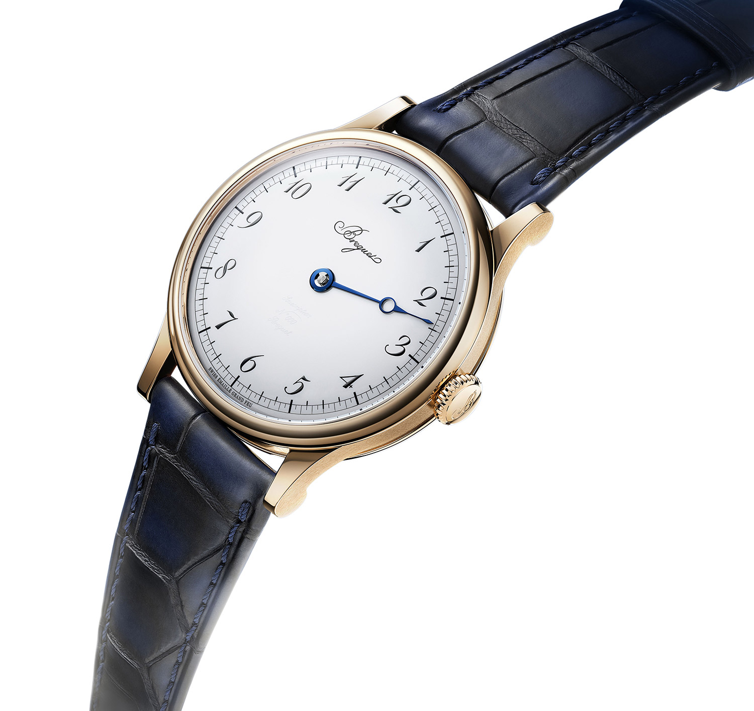 Eine goldene Armbanduhr mit weißem Zifferblatt, schwarzen arabischen Ziffern, blauen Zeigern und einem dunkelblauen Alligatorlederarmband auf weißem Grund.