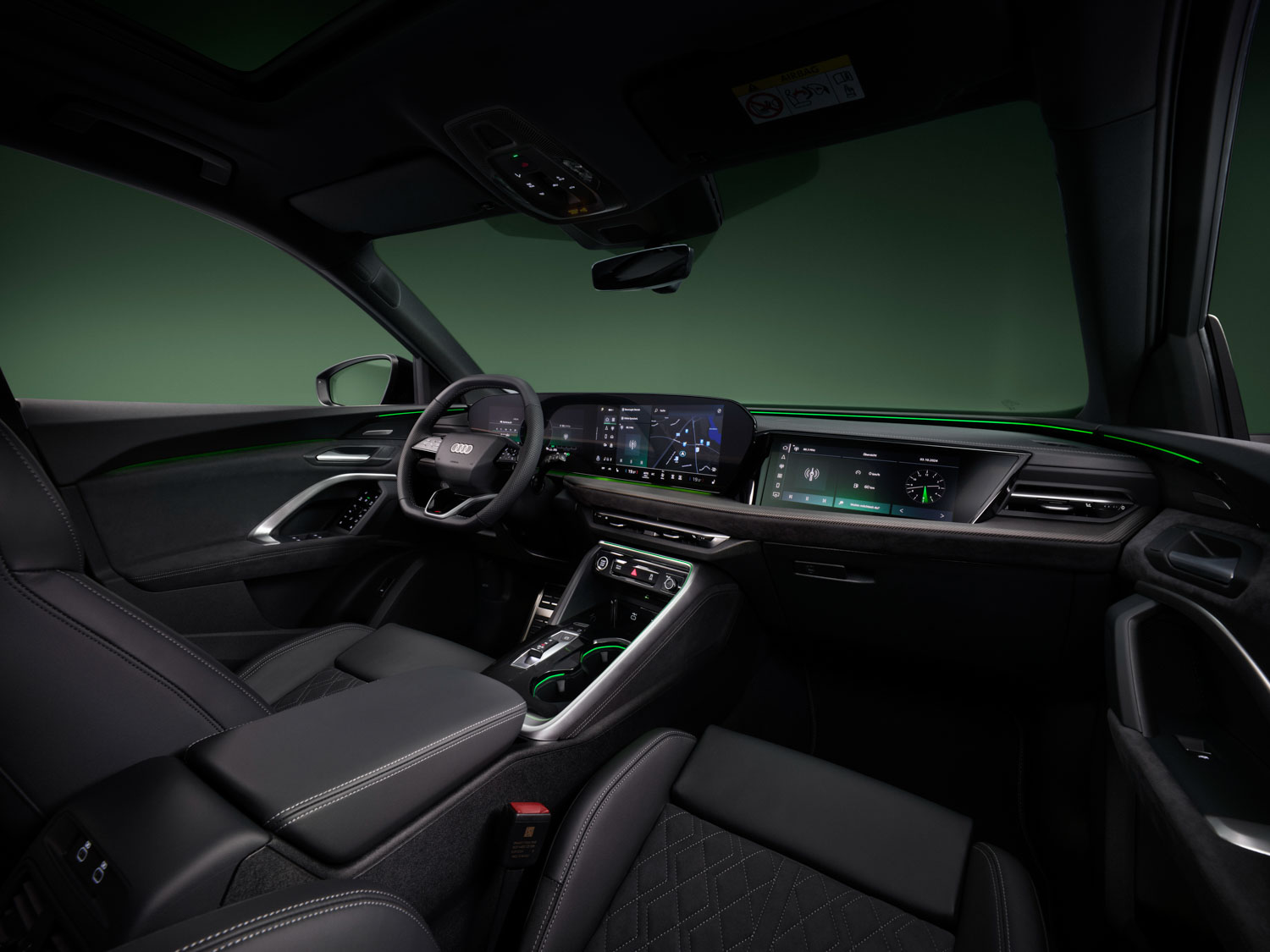 Innenansicht eines modernen Autos mit digitalem Armaturenbrett, Lenkrad und Mittelkonsole mit grüner Umgebungsbeleuchtung und Hightech-Bedienelementen, umgeben von schwarzen Ledersitzen und -verkleidungen.