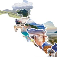 Eine Collage in Form einer Landkarte mit verschiedenen Landschaftsbildern, darunter Wälder, Berge, Stadtansichten, Brücken, Strände und eine Person mit Blick auf ein Tal, die verschiedene Reiseziele darstellen.