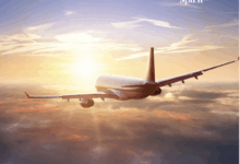 Ein Verkehrsflugzeug fliegt über den Wolken einem farbenfrohen Sonnenuntergang entgegen, mit dem Wort "Spirit" in weißer Schrift am Himmel.