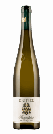 Eine hohe, grüne Flasche Knipser Mandelpfad Riesling mit einem weiß-goldenen Etikett mit Wappen und schwarzem Text. Die Flasche hat eine dunkelgrüne Folienkapsel auf der Oberseite.