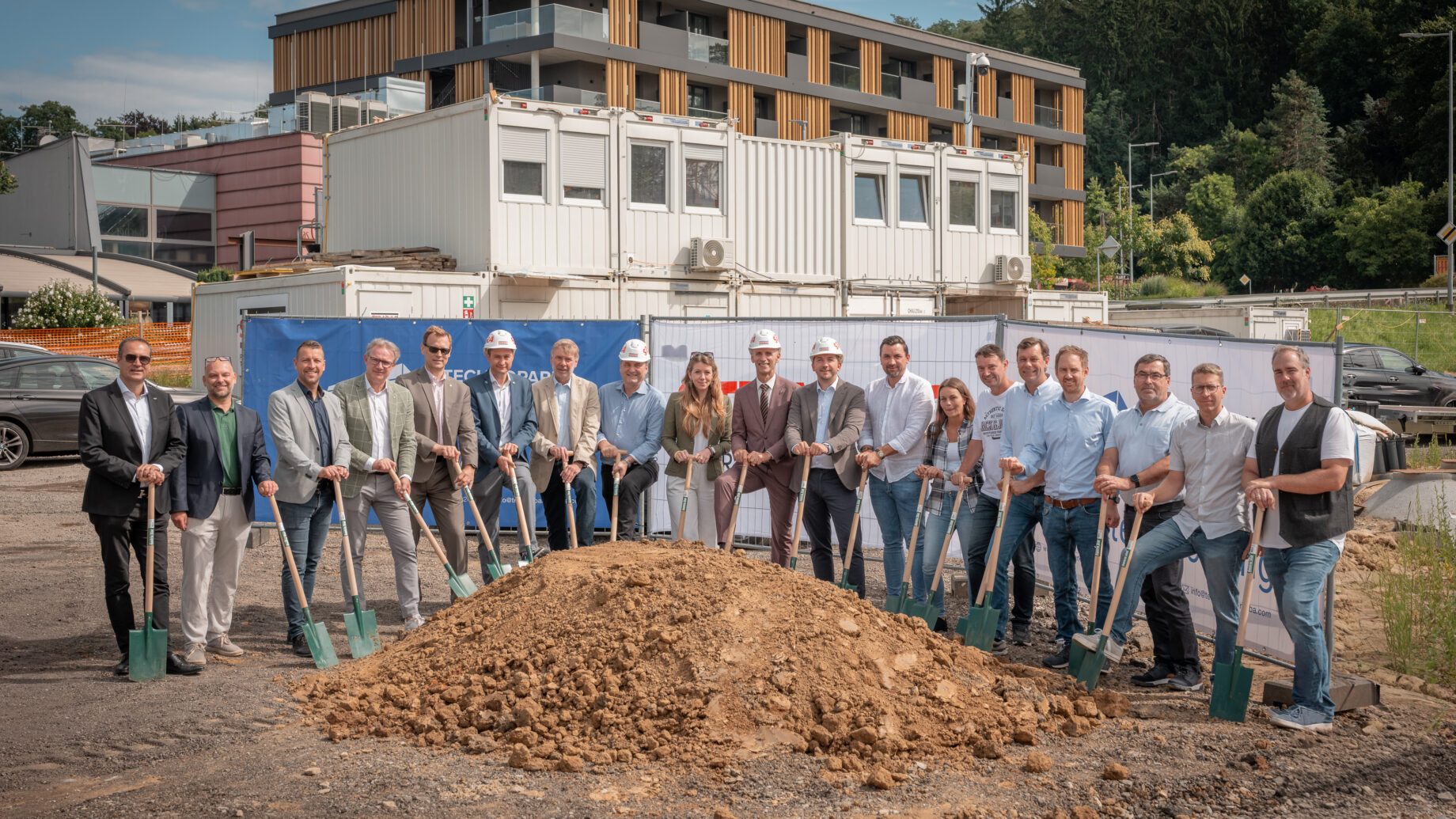 Personen am Foto: Wirtschaftslandesrat Willibald Ehrenhöfer, IV-Geschäftsführerin Nina Zechner, SFG-Geschäftsführer Christoph Ludwig, Spar-Steiermark-GF Christoph Holzer, Abgeordneter Robert Mörth sowie Hannes und Peter Schreiner (Eigentümer Technopark Raaba Holding)
