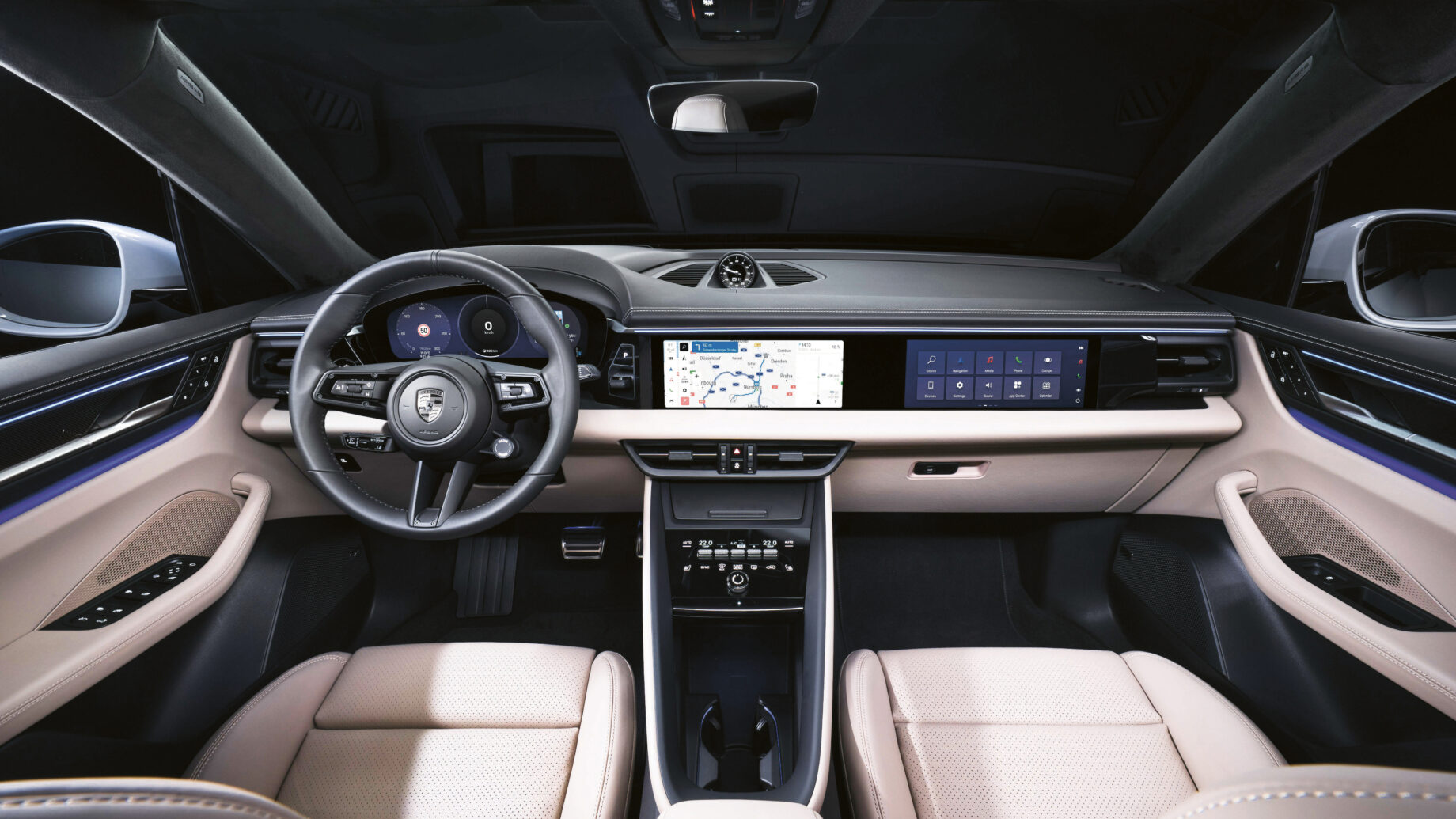 Ein moderner Innenraum mit beigen Ledersitzen, einem digitalen Armaturenbrett, einem großen Touchscreen-Display mit Kartendarstellung und einem sportlichen Lenkrad mit Porsche-Logo. Der Innenraum hat ein schlankes, hochtechnisches Design.