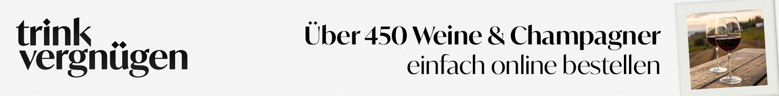 Banner mit dem Text "trinkvergnügen" und "Über 450 Weine & Champagner einfach online bestellen." Rechts zeigt ein Foto zwei Gläser Rotwein auf einem Holztisch im Freien bei Sonnenuntergang.