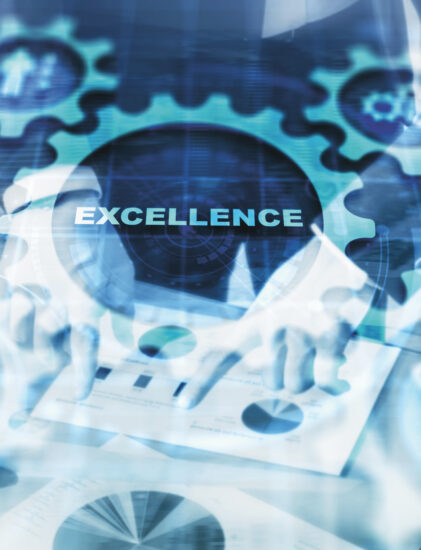 Eine Collage zum Thema Business mit blauen Zahnrädern, die Menschen überlagern, die an einem Schreibtisch arbeiten. Das zentrale Zahnrad zeigt das Wort "EXCELLENCE", während die umliegenden Zahnräder Symbole für Teamarbeit, Innovation und ein Zielsymbol zeigen.