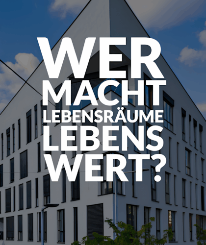 Ein modernes weißes Gebäude mit großen Fenstern unter einem blauen Himmel. Der überlagerte Text lautet auf Deutsch: "WER MACHT LEBENSRÄUME LEBENSWERT?" - eine Einladung zur Diskussion bei Talk im Turm, wer Lebensräume lebenswert macht.