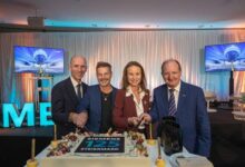 Vier formell gekleidete Personen stehen lächelnd beieinander und schneiden eine große dekorierte Torte an, auf der "Siemens 125 Steiermark" steht. Zwei Bildschirme und Veranstaltungsdekorationen unterstreichen im Hintergrund die Feier eines Meilensteins für die steirische Lebensmittelzentrale.