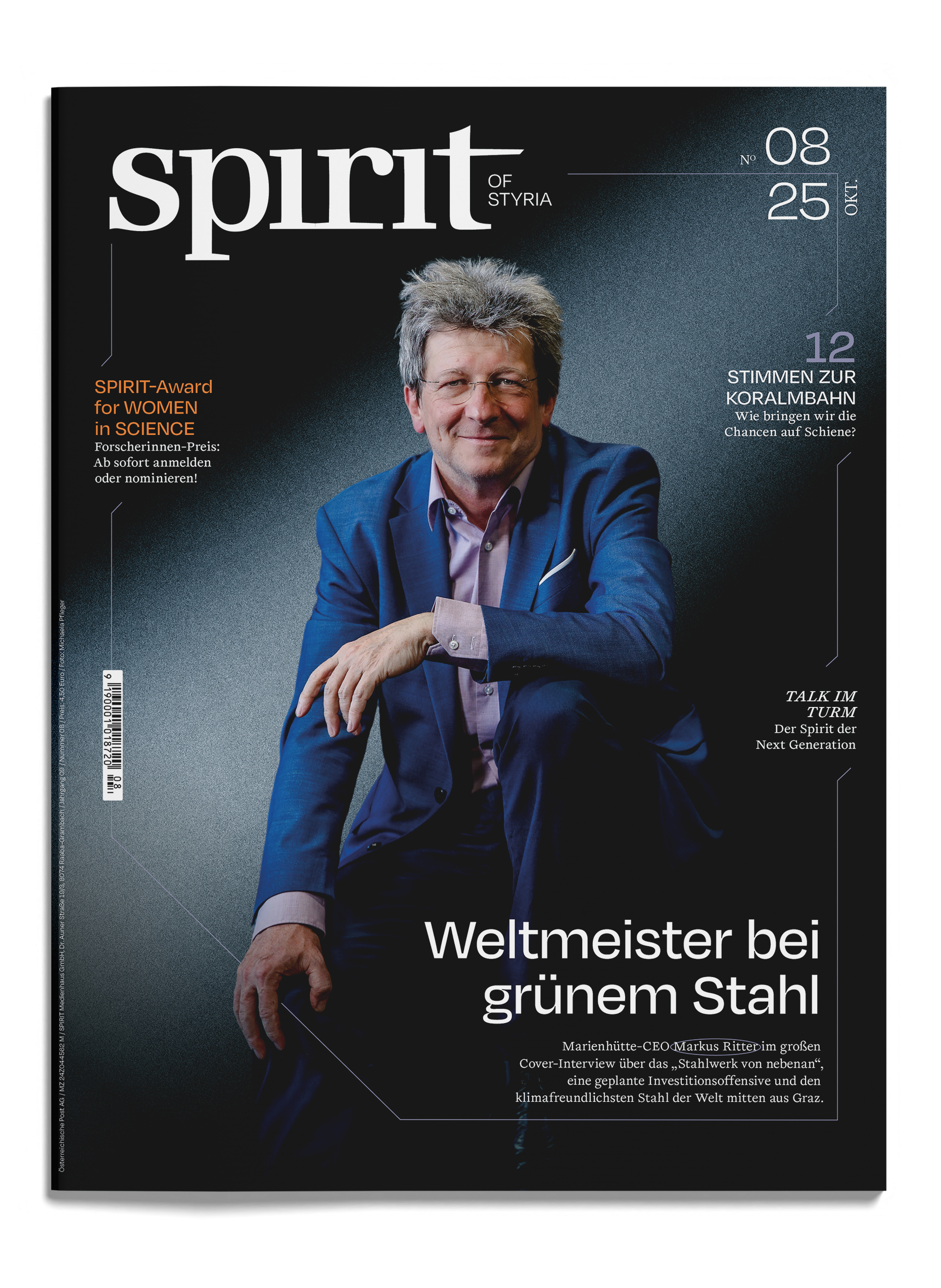 Ein Mann im blauen Anzug sitzt lächelnd auf einem Hocker auf dem Cover der Zeitschrift "spirit of styria". Der Text hebt "Weltmeister bei grünem Stahl" und Ausgabedetails in deutscher Sprache hervor.