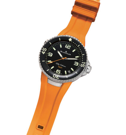 Eine Armbanduhr mit rundem schwarzem Zifferblatt, silberner Lünette und orangefarbenem Kautschukarmband ist auf weißem Hintergrund abgebildet. Das Zifferblatt ist mit weißen Ziffern und Zeigern versehen, mit Minutenziffern und leuchtenden Details.