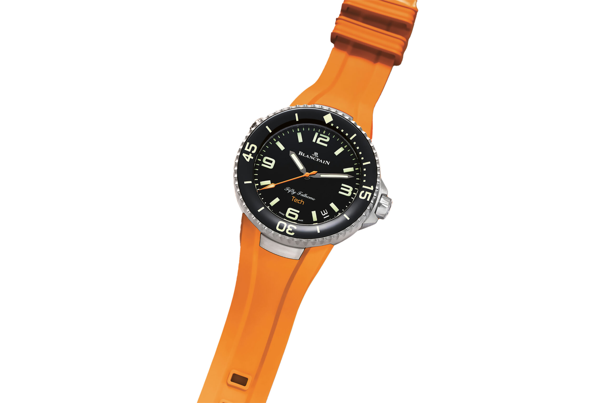 Eine Armbanduhr mit rundem schwarzem Zifferblatt, silberner Lünette und orangefarbenem Kautschukarmband ist auf weißem Hintergrund abgebildet. Das Zifferblatt ist mit weißen Ziffern und Zeigern versehen, mit Minutenziffern und leuchtenden Details.