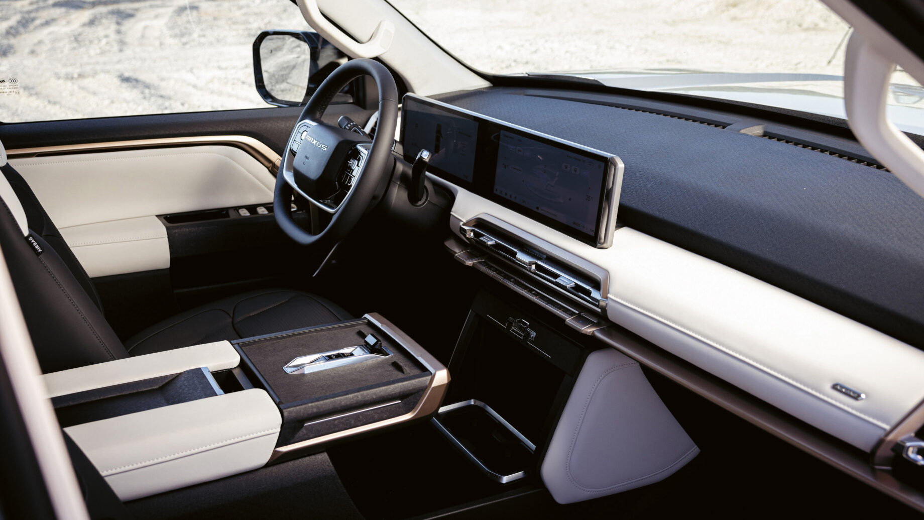 Modernes Interieur mit digitalem Armaturenbrett, Touchscreen-Display, schwarzen und weißen Ledersitzen und einer eleganten Mittelkonsole.